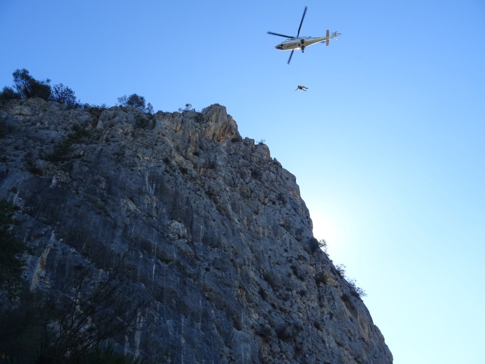 Entrenamiento del Grupo Especial de Rescate en Altura (GERA) del Consorcio Provincial de Bomberos de Valencia y el helicóptero Víctor 1 de la Agencia Valenciana de Seguridad y Respuesta a las Emergencias Entrenamiento del Grupo Especial de Rescate en Altura (GERA) del Consorcio Provincial de Bomberos de Valencia y el helicóptero Víctor 1 de la Agencia Valenciana de Seguridad y Respuesta a las Emergencias
