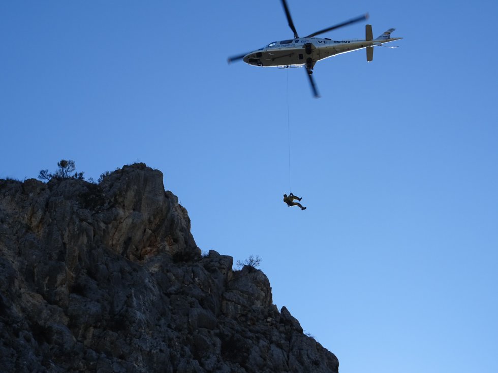Entrenamiento del Grupo Especial de Rescate en Altura (GERA) del Consorcio Provincial de Bomberos de Valencia y el helicóptero Víctor 1 de la Agencia Valenciana de Seguridad y Respuesta a las Emergencias Entrenamiento del Grupo Especial de Rescate en Altura (GERA) del Consorcio Provincial de Bomberos de Valencia y el helicóptero Víctor 1 de la Agencia Valenciana de Seguridad y Respuesta a las Emergencias