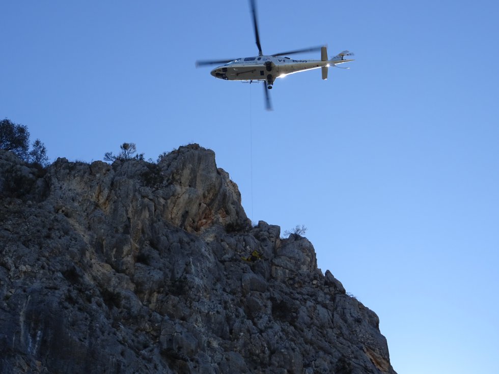 Entrenamiento del Grupo Especial de Rescate en Altura (GERA) del Consorcio Provincial de Bomberos de Valencia y el helicóptero Víctor 1 de la Agencia Valenciana de Seguridad y Respuesta a las Emergencias Entrenamiento del Grupo Especial de Rescate en Altura (GERA) del Consorcio Provincial de Bomberos de Valencia y el helicóptero Víctor 1 de la Agencia Valenciana de Seguridad y Respuesta a las Emergencias