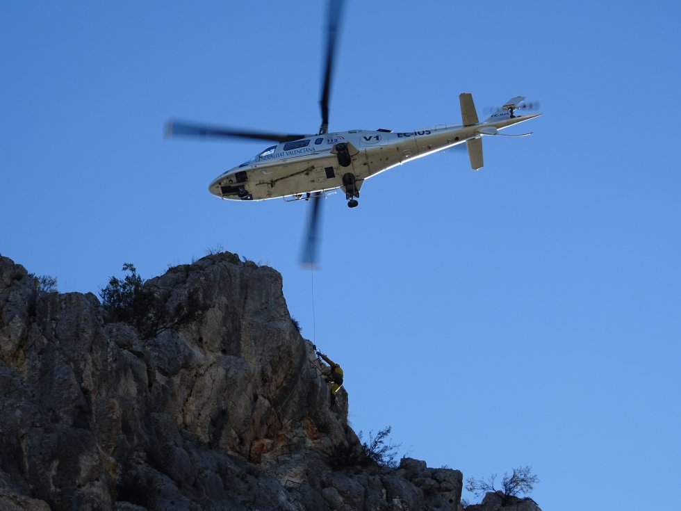 Entrenamiento del Grupo Especial de Rescate en Altura (GERA) del Consorcio Provincial de Bomberos de Valencia y el helicóptero Víctor 1 de la Agencia Valenciana de Seguridad y Respuesta a las Emergencias Entrenamiento del Grupo Especial de Rescate en Altura (GERA) del Consorcio Provincial de Bomberos de Valencia y el helicóptero Víctor 1 de la Agencia Valenciana de Seguridad y Respuesta a las Emergencias