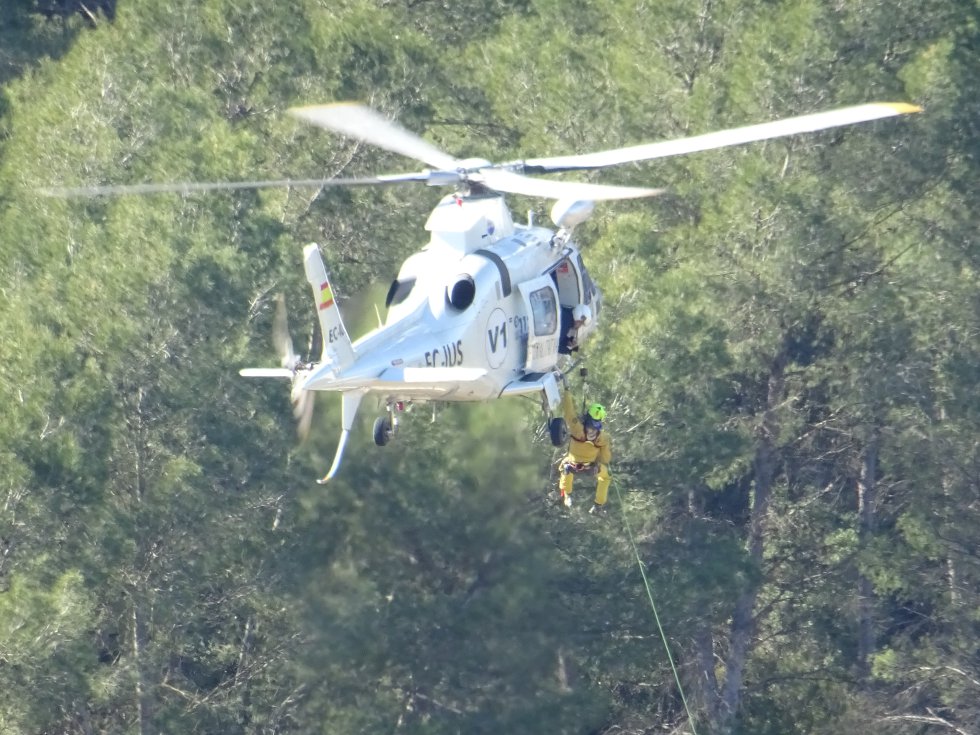 Entrenamiento del Grupo Especial de Rescate en Altura (GERA) del Consorcio Provincial de Bomberos de Valencia y el helicóptero Víctor 1 de la Agencia Valenciana de Seguridad y Respuesta a las Emergencias Entrenamiento del Grupo Especial de Rescate en Altura (GERA) del Consorcio Provincial de Bomberos de Valencia y el helicóptero Víctor 1 de la Agencia Valenciana de Seguridad y Respuesta a las Emergencias