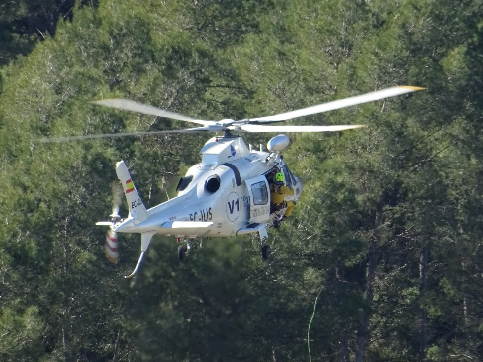 Entrenamiento del Grupo Especial de Rescate en Altura (GERA) del Consorcio Provincial de Bomberos de Valencia y el helicóptero Víctor 1 de la Agencia Valenciana de Seguridad y Respuesta a las Emergencias Entrenamiento del Grupo Especial de Rescate en Altura (GERA) del Consorcio Provincial de Bomberos de Valencia y el helicóptero Víctor 1 de la Agencia Valenciana de Seguridad y Respuesta a las Emergencias