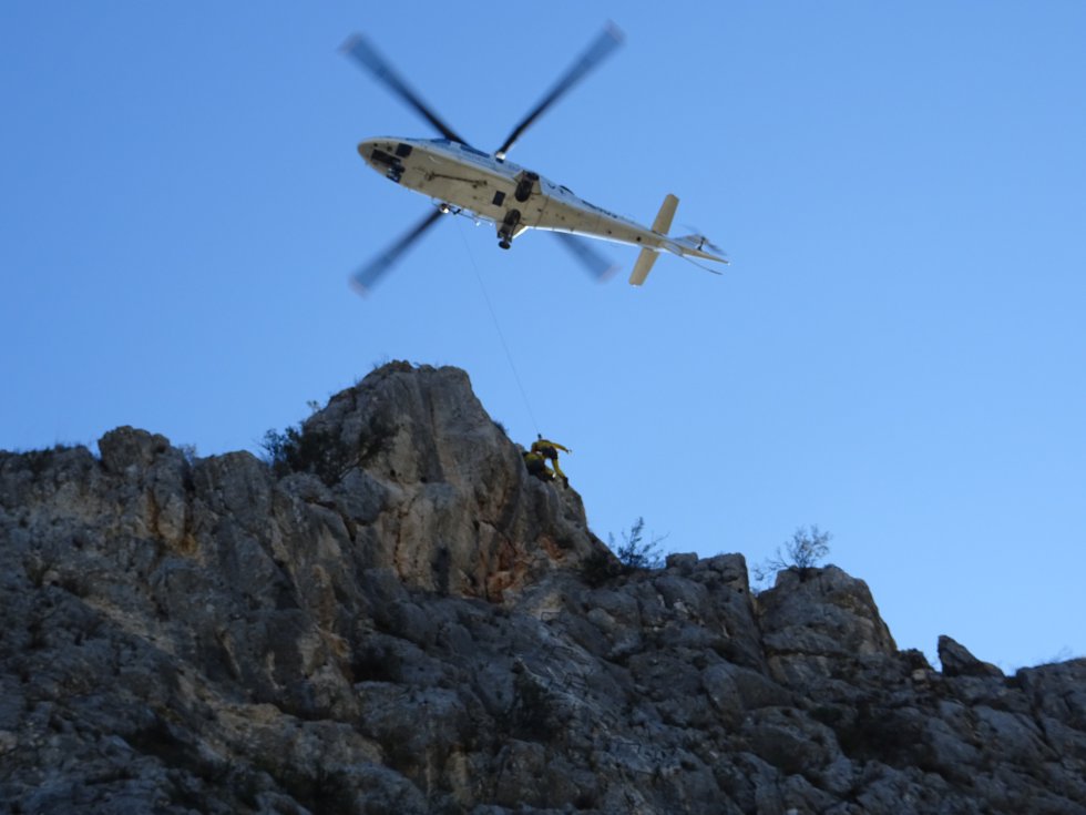 Entrenamiento del Grupo Especial de Rescate en Altura (GERA) del Consorcio Provincial de Bomberos de Valencia y el helicóptero Víctor 1 de la Agencia Valenciana de Seguridad y Respuesta a las Emergencias Entrenamiento del Grupo Especial de Rescate en Altura (GERA) del Consorcio Provincial de Bomberos de Valencia y el helicóptero Víctor 1 de la Agencia Valenciana de Seguridad y Respuesta a las Emergencias