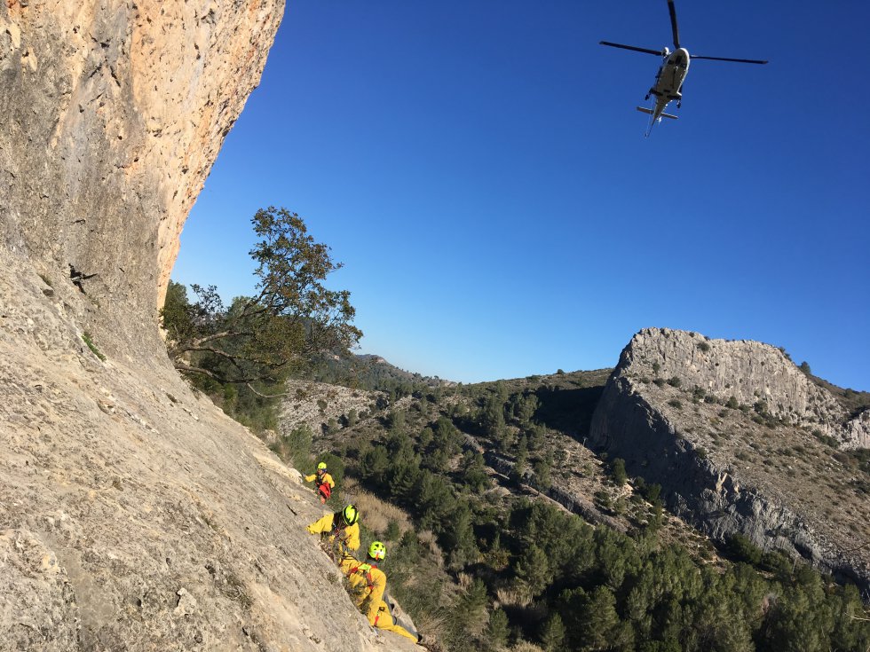 Entrenamiento del Grupo Especial de Rescate en Altura (GERA) del Consorcio Provincial de Bomberos de Valencia y el helicóptero Víctor 1 de la Agencia Valenciana de Seguridad y Respuesta a las Emergencias Entrenamiento del Grupo Especial de Rescate en Altura (GERA) del Consorcio Provincial de Bomberos de Valencia y el helicóptero Víctor 1 de la Agencia Valenciana de Seguridad y Respuesta a las Emergencias