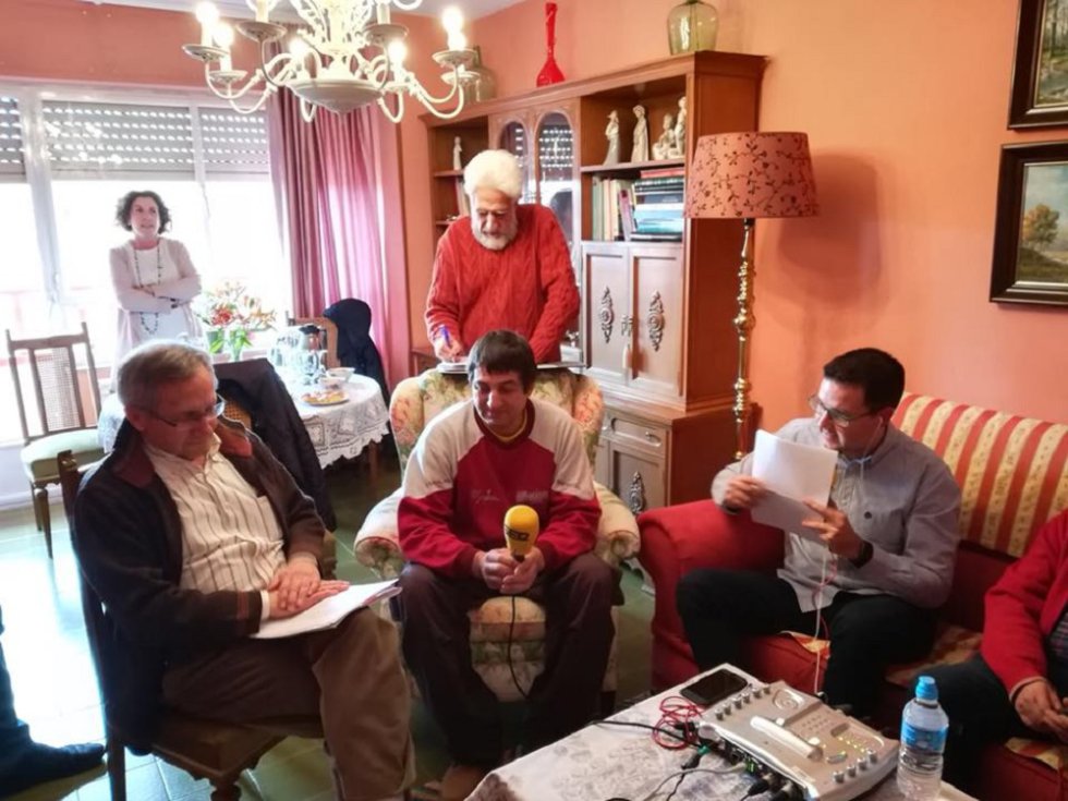 La Cadena SER Teruel celebra el Día Mundial de la Radio emitiendo Hoy por Hoy Teruel desde la casa de Choni, una de sus oyentes La Cadena SER Teruel celebra el Día Mundial de la Radio emitiendo Hoy por Hoy Teruel desde la casa de Choni, una de sus oyentes