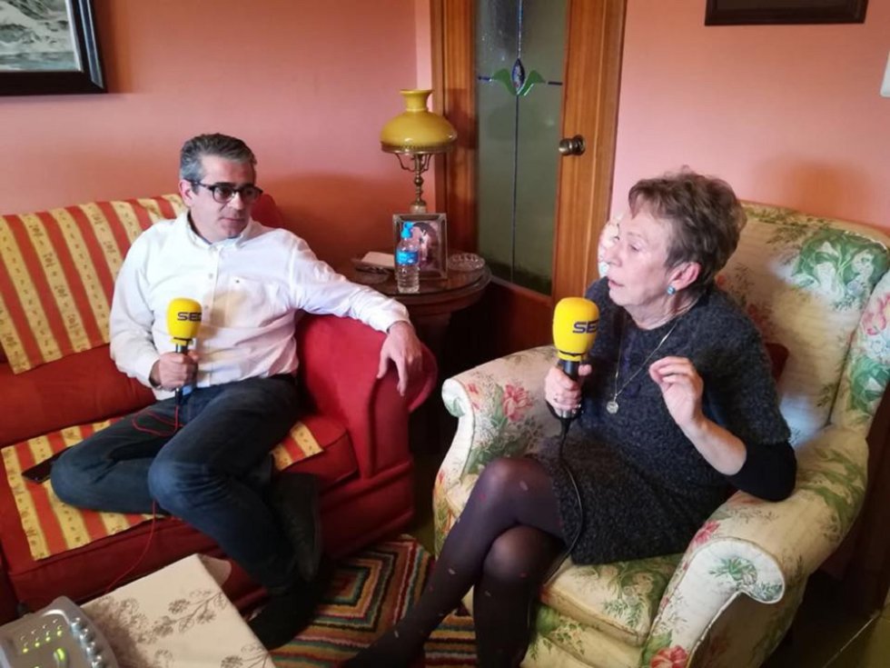 La Cadena SER Teruel celebra el Día Mundial de la Radio emitiendo Hoy por Hoy Teruel desde la casa de Choni, una de sus oyentes La Cadena SER Teruel celebra el Día Mundial de la Radio emitiendo Hoy por Hoy Teruel desde la casa de Choni, una de sus oyentes