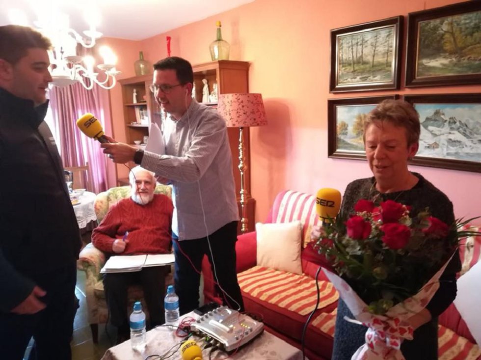 La Cadena SER Teruel celebra el Día Mundial de la Radio emitiendo Hoy por Hoy Teruel desde la casa de Choni, una de sus oyentes La Cadena SER Teruel celebra el Día Mundial de la Radio emitiendo Hoy por Hoy Teruel desde la casa de Choni, una de sus oyentes