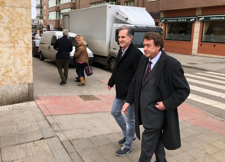 Los exconsejeros Miguel Ángel Álvarez (UGT) y Javier García Prieto (concejal del PP en el Ayuntamiento de León) a su llegada a los juzgados para prestar declaración