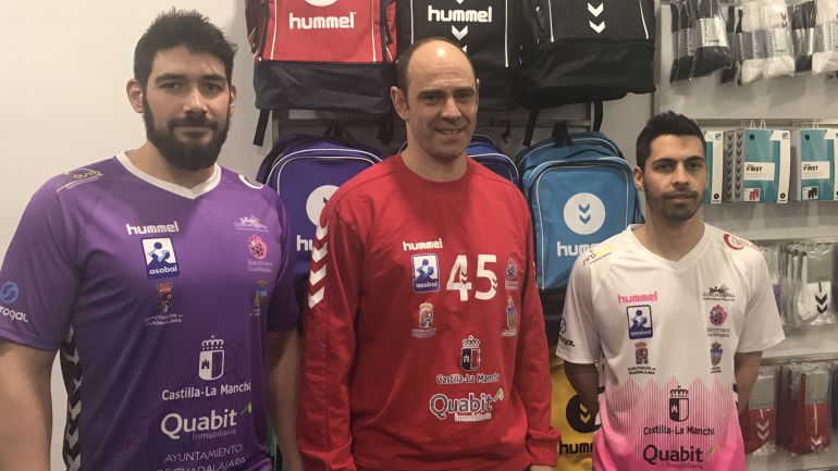 Javi García, Jota y Montoya posan con las nuevas camisetas del BM Guadalajara.