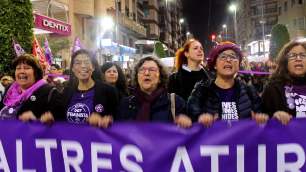 40.000 personas tiñen de morado el centro de Alicante FOTOGALERÍA | La huelga feminista del 8M tiñe de morado las