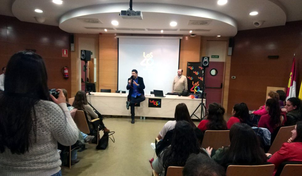 Aquí tienes las mejores imágenes de 'LOS40 en la Universidad' con Tony Aguilar Aquí tienes las mejores imágenes de 'LOS40 en la Universidad' con Tony Aguilar