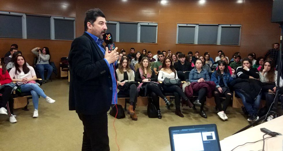Aquí tienes las mejores imágenes de 'LOS40 en la Universidad' con Tony Aguilar Aquí tienes las mejores imágenes de 'LOS40 en la Universidad' con Tony Aguilar