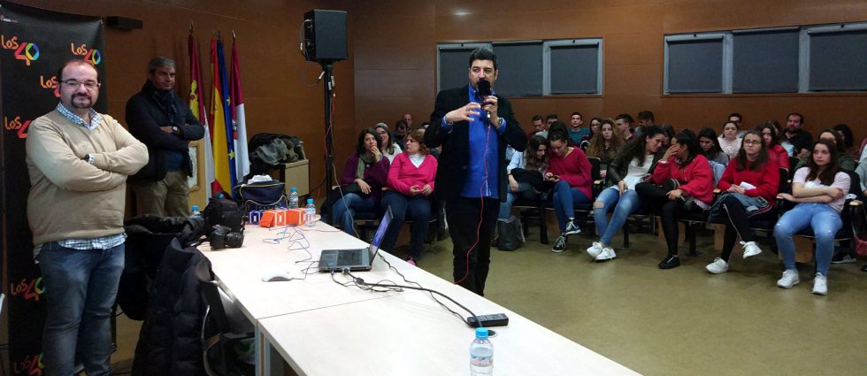 Aquí tienes las mejores imágenes de 'LOS40 en la Universidad' con Tony Aguilar Aquí tienes las mejores imágenes de 'LOS40 en la Universidad' con Tony Aguilar