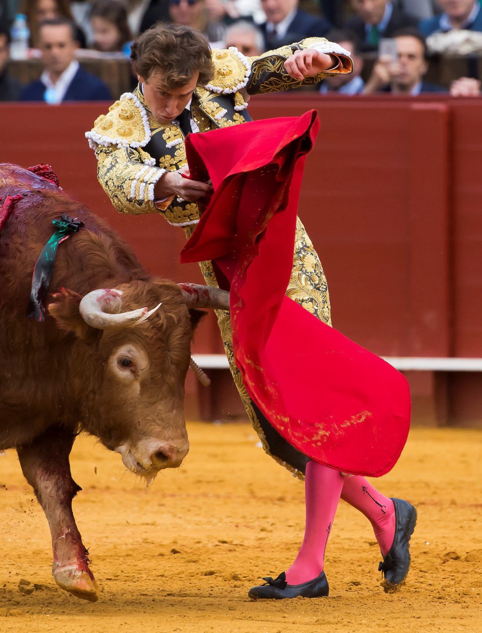 GRAF9340. SEVILLA, 08/04/2018.- El diestro Román da un pase con la muleta al primero de su lote, durante la segunda corrida de abono de la Feria de Abril celebrada esta tarde en la plaza de toros de la Maestranza, en Sevilla. EFE/Raúl Caro GRAF9340. SEVILLA, 08/04/2018.- El diestro Román da un pase con la muleta al primero de su lote, durante la segunda corrida de abono de la Feria de Abril celebrada esta tarde en la plaza de toros de la Maestranza, en Sevilla. EFE/Raúl Caro