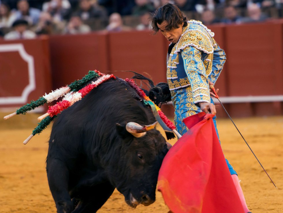 GRAF9334. SEVILLA, 08/04/2018.- El diestro Curro Díaz da un pase con la muleta al segundo de su lote, durante la segunda corrida de abono de la Feria de Abril celebrada esta tarde en la plaza de toros de la Maestranza, en Sevilla. EFE/Raúl Caro GRAF9334. SEVILLA, 08/04/2018.- El diestro Curro Díaz da un pase con la muleta al segundo de su lote, durante la segunda corrida de abono de la Feria de Abril celebrada esta tarde en la plaza de toros de la Maestranza, en Sevilla. EFE/Raúl Caro
