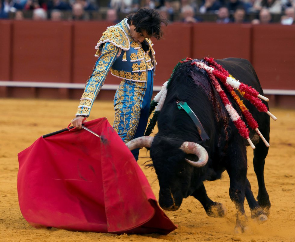 GRAF9332. SEVILLA, 08/04/2018.- El diestro Curro Díaz da un pase con la muleta al segundo de su lote, durante la segunda corrida de abono de la Feria de Abril celebrada esta tarde en la plaza de toros de la Maestranza, en Sevilla. EFE/Raúl Caro GRAF9332. SEVILLA, 08/04/2018.- El diestro Curro Díaz da un pase con la muleta al segundo de su lote, durante la segunda corrida de abono de la Feria de Abril celebrada esta tarde en la plaza de toros de la Maestranza, en Sevilla. EFE/Raúl Caro