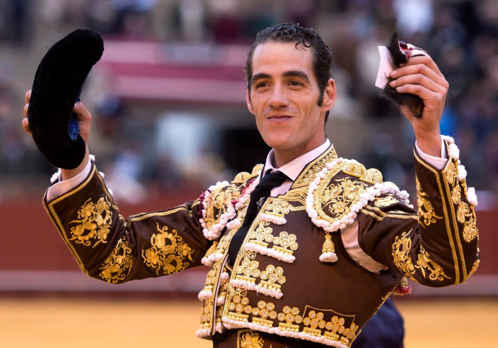 GRAF9333. SEVILLA, 08/04/2018.- El diestro Pepe Moral tras la lidia al segundo de su lote, durante la segunda corrida de abono de la Feria de Abril celebrada esta tarde en la plaza de toros de la Maestranza, en Sevilla. EFE/Raúl Caro GRAF9333. SEVILLA, 08/04/2018.- El diestro Pepe Moral tras la lidia al segundo de su lote, durante la segunda corrida de abono de la Feria de Abril celebrada esta tarde en la plaza de toros de la Maestranza, en Sevilla. EFE/Raúl Caro