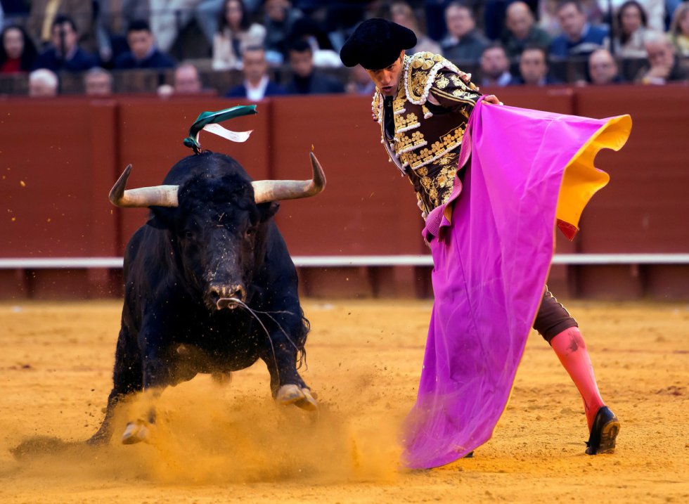GRAF9336. SEVILLA, 08/04/2018.- El diestro Pepe Moral da un pase con el capote al tercero de su lote, durante la segunda corrida de abono de la Feria de Abril celebrada esta tarde en la plaza de toros de la Maestranza, en Sevilla. EFE/Raúl Caro GRAF9336. SEVILLA, 08/04/2018.- El diestro Pepe Moral da un pase con el capote al tercero de su lote, durante la segunda corrida de abono de la Feria de Abril celebrada esta tarde en la plaza de toros de la Maestranza, en Sevilla. EFE/Raúl Caro