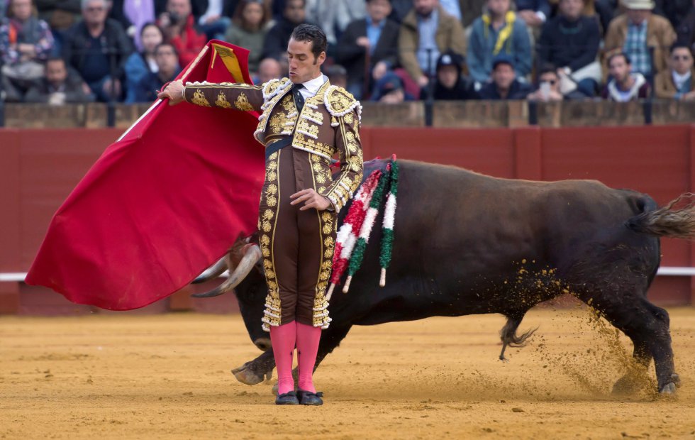GRAF9326. SEVILLA, 08/04/2018.- El diestro Pepe Moral da un pase con la muleta al segundo de su lote, durante la segunda corrida de abono de la Feria de Abril celebrada esta tarde en la plaza de toros de la Maestranza, en Sevilla. EFE/Raúl Caro GRAF9326. SEVILLA, 08/04/2018.- El diestro Pepe Moral da un pase con la muleta al segundo de su lote, durante la segunda corrida de abono de la Feria de Abril celebrada esta tarde en la plaza de toros de la Maestranza, en Sevilla. EFE/Raúl Caro