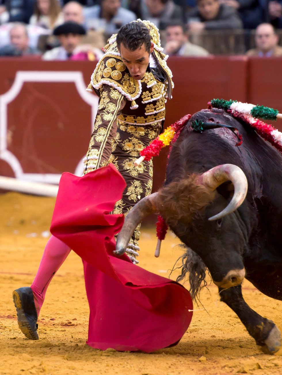 GRAF9327. SEVILLA, 08/04/2018.- El diestro Pepe Moral da un pase con la muleta al segundo de su lote, durante la segunda corrida de abono de la Feria de Abril celebrada esta tarde en la plaza de toros de la Maestranza, en Sevilla. EFE/Raúl Caro GRAF9327. SEVILLA, 08/04/2018.- El diestro Pepe Moral da un pase con la muleta al segundo de su lote, durante la segunda corrida de abono de la Feria de Abril celebrada esta tarde en la plaza de toros de la Maestranza, en Sevilla. EFE/Raúl Caro