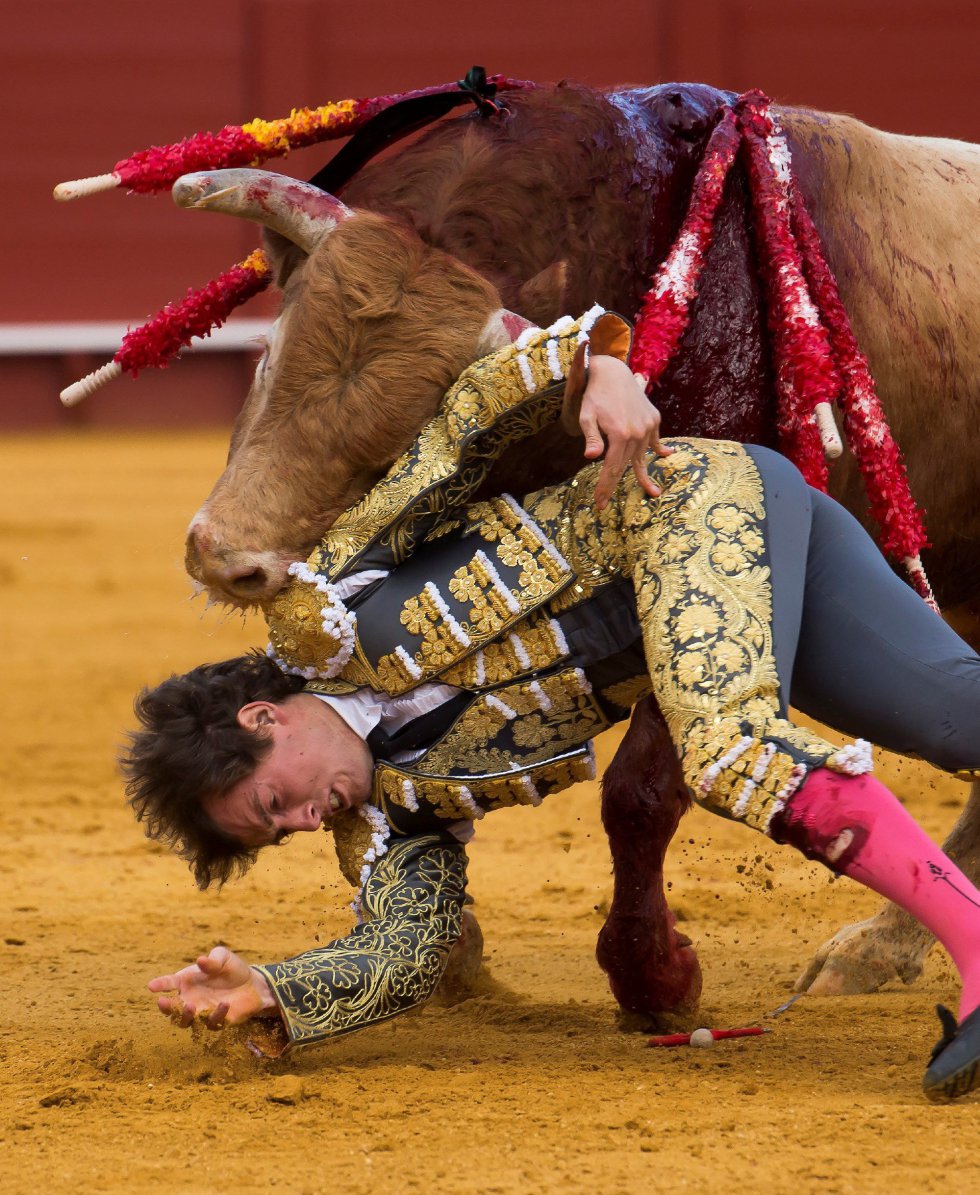 GRAF9274. SEVILLA, 08/04/2018.- El diestro Román en la lidia al primero de su lote, durante la segunda corrida de abono de la Feria de Abril celebrada esta tarde en la plaza de toros de la Maestranza, en Sevilla. EFE/Raúl Caro GRAF9274. SEVILLA, 08/04/2018.- El diestro Román en la lidia al primero de su lote, durante la segunda corrida de abono de la Feria de Abril celebrada esta tarde en la plaza de toros de la Maestranza, en Sevilla. EFE/Raúl Caro