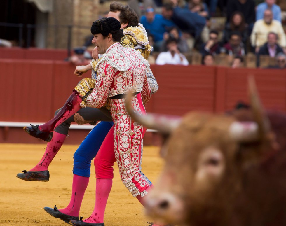 GRAF9275. SEVILLA, 08/04/2018.- El diestro Román abandona el ruedo ayudado por compañeros en la lidia al primero de su lote, durante la segunda corrida de abono de la Feria de Abril celebrada esta tarde en la plaza de toros de la Maestranza, en Sevilla. EFE/Raúl Caro GRAF9275. SEVILLA, 08/04/2018.- El diestro Román abandona el ruedo ayudado por compañeros en la lidia al primero de su lote, durante la segunda corrida de abono de la Feria de Abril celebrada esta tarde en la plaza de toros de la Maestranza, en Sevilla. EFE/Raúl Caro