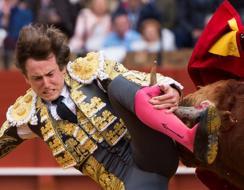 GRAF9272. SEVILLA, 08/04/2018.- El diestro Román en la lidia al primero de su lote, durante la segunda corrida de abono de la Feria de Abril celebrada esta tarde en la plaza de toros de la Maestranza, en Sevilla. EFE/Raúl Caro GRAF9272. SEVILLA, 08/04/2018.- El diestro Román en la lidia al primero de su lote, durante la segunda corrida de abono de la Feria de Abril celebrada esta tarde en la plaza de toros de la Maestranza, en Sevilla. EFE/Raúl Caro