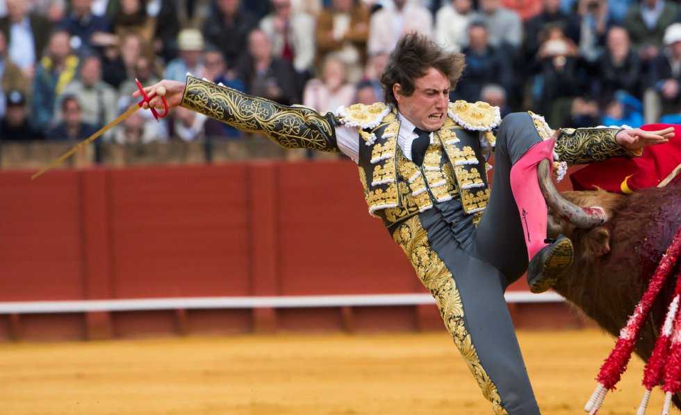 GRAF9270. SEVILLA, 08/04/2018.- El diestro Román en la lidia al primero de su lote, durante la segunda corrida de abono de la Feria de Abril celebrada esta tarde en la plaza de toros de la Maestranza, en Sevilla. EFE/Raúl Caro GRAF9270. SEVILLA, 08/04/2018.- El diestro Román en la lidia al primero de su lote, durante la segunda corrida de abono de la Feria de Abril celebrada esta tarde en la plaza de toros de la Maestranza, en Sevilla. EFE/Raúl Caro