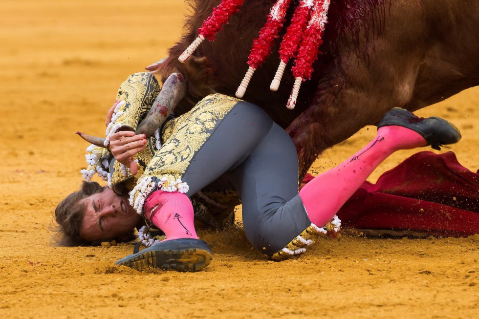 GRAF9273. SEVILLA, 08/04/2018.- El diestro Román en la lidia al primero de su lote, durante la segunda corrida de abono de la Feria de Abril celebrada esta tarde en la plaza de toros de la Maestranza, en Sevilla. EFE/Raúl Caro GRAF9273. SEVILLA, 08/04/2018.- El diestro Román en la lidia al primero de su lote, durante la segunda corrida de abono de la Feria de Abril celebrada esta tarde en la plaza de toros de la Maestranza, en Sevilla. EFE/Raúl Caro