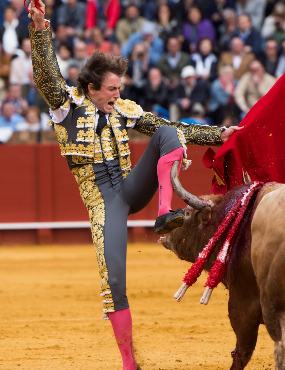 GRAF9271. SEVILLA, 08/04/2018.- El diestro Román en la lidia al primero de su lote, durante la segunda corrida de abono de la Feria de Abril celebrada esta tarde en la plaza de toros de la Maestranza, en Sevilla. EFE/Raúl Caro GRAF9271. SEVILLA, 08/04/2018.- El diestro Román en la lidia al primero de su lote, durante la segunda corrida de abono de la Feria de Abril celebrada esta tarde en la plaza de toros de la Maestranza, en Sevilla. EFE/Raúl Caro
