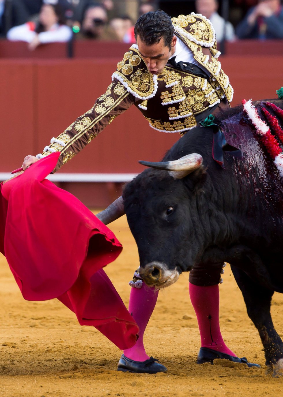 GRAF9244. SEVILLA, 08/04/2018.- El diestro Pepe Moral da un pase con la muleta al primero de su lote, durante la segunda corrida de abono de la Feria de Abril celebrada esta tarde en la plaza de toros de la Maestranza, en Sevilla. EFE/Raúl Caro GRAF9244. SEVILLA, 08/04/2018.- El diestro Pepe Moral da un pase con la muleta al primero de su lote, durante la segunda corrida de abono de la Feria de Abril celebrada esta tarde en la plaza de toros de la Maestranza, en Sevilla. EFE/Raúl Caro