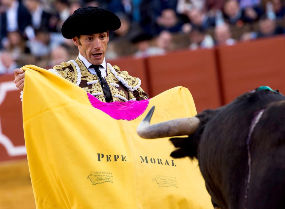 GRAF9246. SEVILLA, 08/04/2018.- El diestro Pepe Moral en la lidia al primero de su lote, durante la segunda corrida de abono de la Feria de Abril celebrada esta tarde en la plaza de toros de la Maestranza, en Sevilla. EFE/Raúl Caro GRAF9246. SEVILLA, 08/04/2018.- El diestro Pepe Moral en la lidia al primero de su lote, durante la segunda corrida de abono de la Feria de Abril celebrada esta tarde en la plaza de toros de la Maestranza, en Sevilla. EFE/Raúl Caro