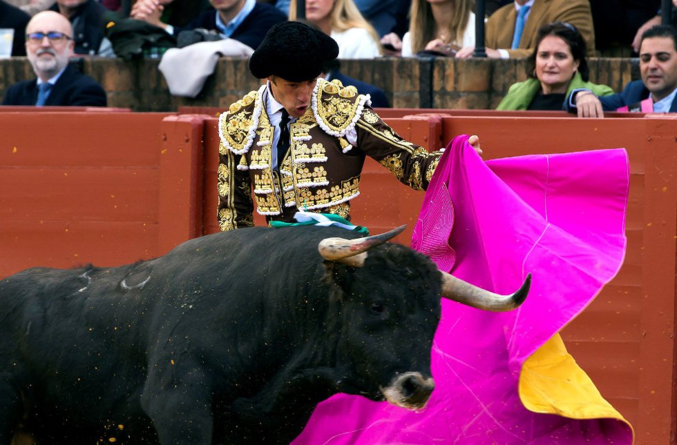 GRAF9240. SEVILLA, 08/04/2018.- El diestro Pepe Moral da un pase con el capote al primero de su lote, durante la segunda corrida de abono de la Feria de Abril celebrada esta tarde en la plaza de toros de la Maestranza, en Sevilla. EFE/Raúl Caro GRAF9240. SEVILLA, 08/04/2018.- El diestro Pepe Moral da un pase con el capote al primero de su lote, durante la segunda corrida de abono de la Feria de Abril celebrada esta tarde en la plaza de toros de la Maestranza, en Sevilla. EFE/Raúl Caro