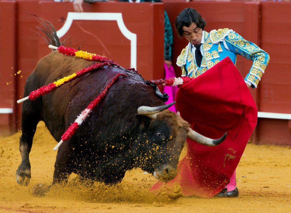 GRAF9207. SEVILLA, 08/04/2018.- El diestro Curro Díaz da un pase con la muleta al primero de su lote, durante la segunda corrida de abono de la Feria de Abril celebrada esta tarde en la plaza de toros de la Maestranza, en Sevilla. EFE/Raúl Caro GRAF9207. SEVILLA, 08/04/2018.- El diestro Curro Díaz da un pase con la muleta al primero de su lote, durante la segunda corrida de abono de la Feria de Abril celebrada esta tarde en la plaza de toros de la Maestranza, en Sevilla. EFE/Raúl Caro