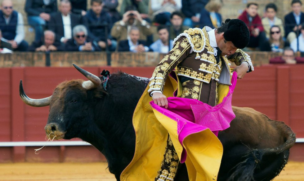 GRAF9206. SEVILLA, 08/04/2018.- El diestro Curro Díaz da un pase con el capote al primero de su lote, durante la segunda corrida de abono celebrada esta tarde en la plaza de toros de la Maestranza, en Sevilla. EFE/Raúl Caro GRAF9206. SEVILLA, 08/04/2018.- El diestro Curro Díaz da un pase con el capote al primero de su lote, durante la segunda corrida de abono celebrada esta tarde en la plaza de toros de la Maestranza, en Sevilla. EFE/Raúl Caro