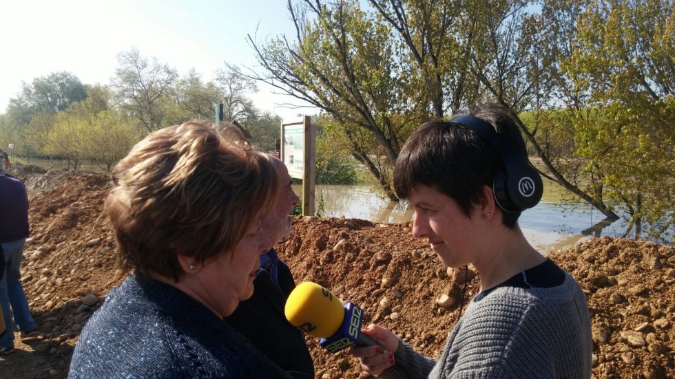 Los vecinos expresan su tranquilidad a la periodista de la SER Ana sánchez Borroy Los vecinos expresan su tranquilidad a la periodista de la SER Ana sánchez Borroy