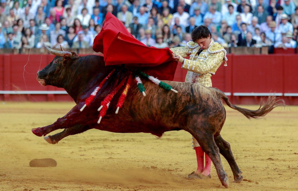 GRAF7846. SEVILLA, 19/04/2018.- El torero peruano Roca Rey en la faena con la muleta a su segundo toro de la ganadería de Jandilla en la decimoprimera corrida de abono de la Feria de Abril esta tarde en la Real Maestranza de Sevilla. EFE/Julio Muñoz GRAF7846. SEVILLA, 19/04/2018.- El torero peruano Roca Rey en la faena con la muleta a su segundo toro de la ganadería de Jandilla en la decimoprimera corrida de abono de la Feria de Abril esta tarde en la Real Maestranza de Sevilla. EFE/Julio Muñoz