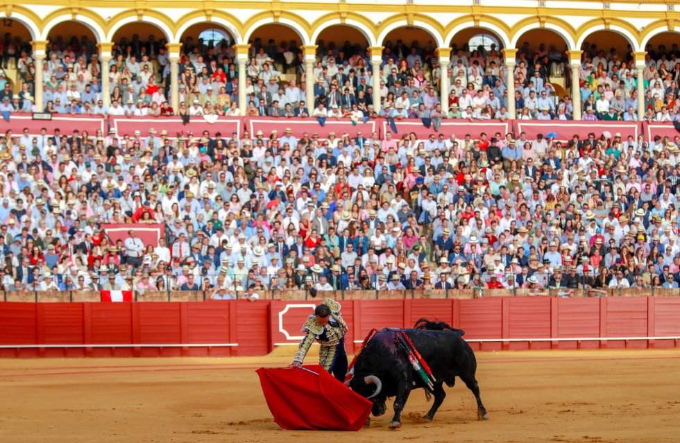 GRAF7833. SEVILLA, 19/04/2018.- El torero Antonio Ferrera en la faena con la muleta a su segundo toro de la ganadería de Jandilla en la decimoprimera corrida de abono de la Feria de Abril esta tarde en la Real Maestranza de Sevilla.. EFE/Julio Muñoz GRAF7833. SEVILLA, 19/04/2018.- El torero Antonio Ferrera en la faena con la muleta a su segundo toro de la ganadería de Jandilla en la decimoprimera corrida de abono de la Feria de Abril esta tarde en la Real Maestranza de Sevilla.. EFE/Julio Muñoz
