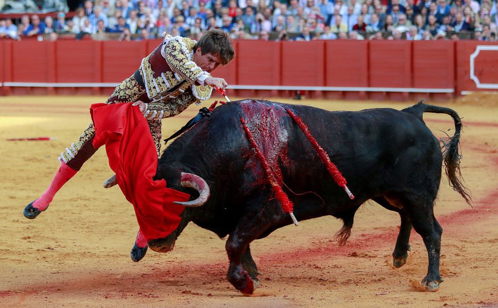 GRAF7823. SEVILLA, 19/04/2018.- El torero Julían López "El Juli" entra a matar a su primer toro de la ganadería de Jandilla en la decimoprimera corrida de abono de la Feria de Abril esta tarde en la Real Maestranza de Sevilla. EFE/Julio Muñoz GRAF7823. SEVILLA, 19/04/2018.- El torero Julían López "El Juli" entra a matar a su primer toro de la ganadería de Jandilla en la decimoprimera corrida de abono de la Feria de Abril esta tarde en la Real Maestranza de Sevilla. EFE/Julio Muñoz
