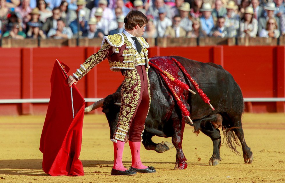 GRAF7818. SEVILLA, 19/04/2018.- El torero Julían López "El Juli" en la faena con la muleta a su primer toro de la ganadería de Jandilla en la decimoprimera corrida de abono de la Feria de Abril esta tarde en la Real Maestranza de Sevilla. EFE/Julio Muñoz GRAF7818. SEVILLA, 19/04/2018.- El torero Julían López "El Juli" en la faena con la muleta a su primer toro de la ganadería de Jandilla en la decimoprimera corrida de abono de la Feria de Abril esta tarde en la Real Maestranza de Sevilla. EFE/Julio Muñoz