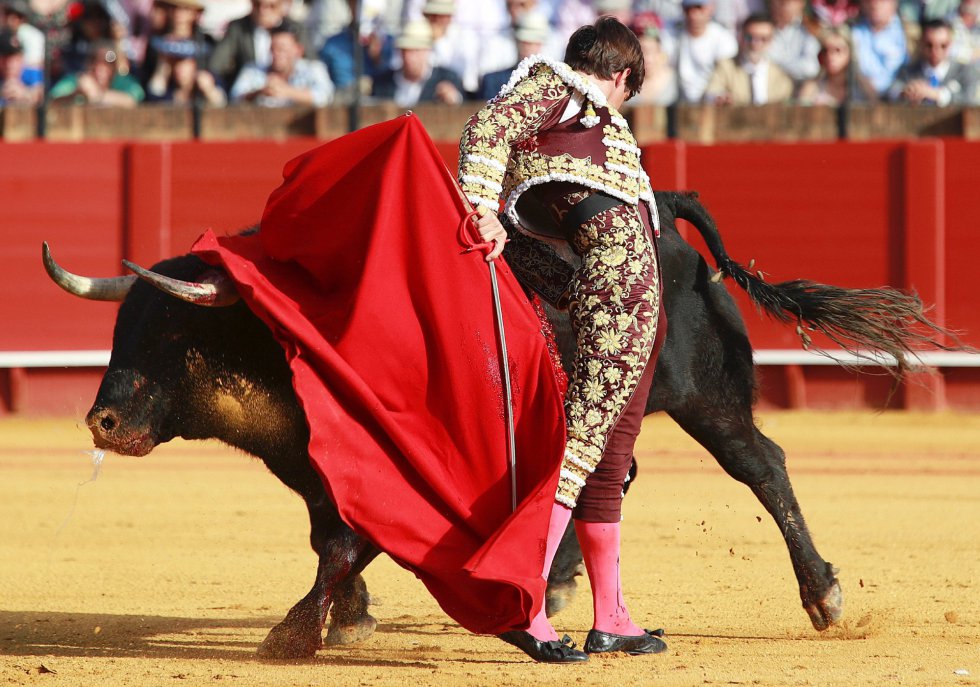 GRAF7716. SEVILLA, 19/04/2018.- El torero Julián Lopez “El Juli” da un pase a su primer toro en la decimoprimera corrida de abono de la Feria de Abril hoy en la Real Maestranza de Sevilla. EFE/Julio Muñoz GRAF7716. SEVILLA, 19/04/2018.- El torero Julián Lopez “El Juli” da un pase a su primer toro en la decimoprimera corrida de abono de la Feria de Abril hoy en la Real Maestranza de Sevilla. EFE/Julio Muñoz
