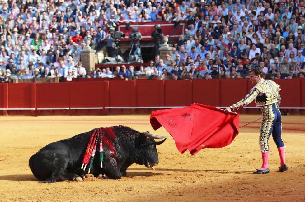 GRAF7715. SEVILLA 19/04/2018,- El torero Antonio Ferrera en la faena con la muleta a su primer toro en la decimoprimera corrida de abono de la Feria de Abril hoy en la Real Maestranza de Sevilla. EFE/Julio Muñoz GRAF7715. SEVILLA 19/04/2018,- El torero Antonio Ferrera en la faena con la muleta a su primer toro en la decimoprimera corrida de abono de la Feria de Abril hoy en la Real Maestranza de Sevilla. EFE/Julio Muñoz