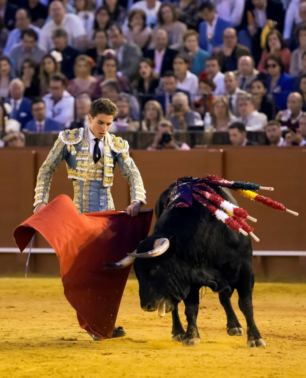 GRAF8648. SEVILLA, 20/04/2018.- El diestro Ginés Marín, da un pase al octavo toro de la tarde, el segundo sobrero, hoy durante la duodécima corrida de abono de la Plaza de la Maestranza de Sevilla. EFE/Raúl Caro GRAF8648. SEVILLA, 20/04/2018.- El diestro Ginés Marín, da un pase al octavo toro de la tarde, el segundo sobrero, hoy durante la duodécima corrida de abono de la Plaza de la Maestranza de Sevilla. EFE/Raúl Caro
