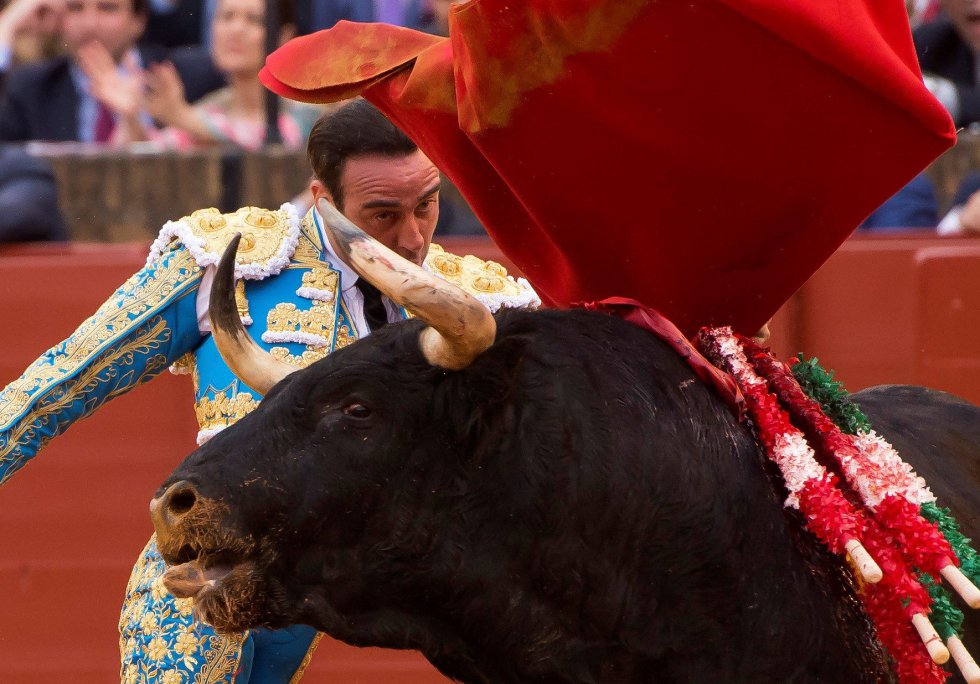 GRAF8625. SEVILLA, 20/04/2018.- El diestro Enrique Ponce da un pase a su segundo toro de la tarde, hoy durante la duodécima corrida de abono de la Plaza de la Maestranza de Sevilla. EFE/Raúl Caro GRAF8625. SEVILLA, 20/04/2018.- El diestro Enrique Ponce da un pase a su segundo toro de la tarde, hoy durante la duodécima corrida de abono de la Plaza de la Maestranza de Sevilla. EFE/Raúl Caro