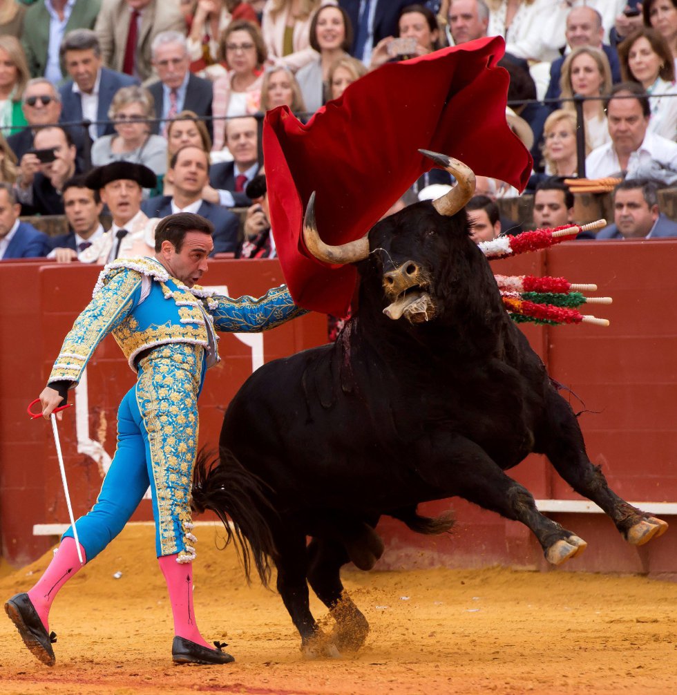 GRAF8623. SEVILLA, 20/04/2018.- El diestro Enrique Ponce da un pase a su segundo toro de la tarde, hoy durante la duodécima corrida de abono de la Plaza de la Maestranza de Sevilla. EFE/Raúl Caro GRAF8623. SEVILLA, 20/04/2018.- El diestro Enrique Ponce da un pase a su segundo toro de la tarde, hoy durante la duodécima corrida de abono de la Plaza de la Maestranza de Sevilla. EFE/Raúl Caro