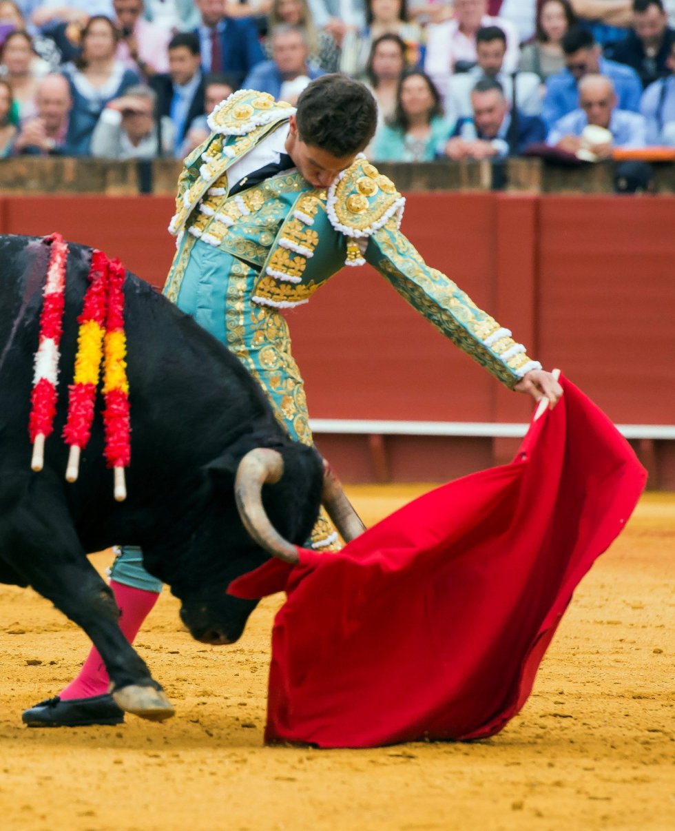 GRAF8526. SEVILLA, 20/04/2018.- El diestro Ginés Marín da un pase a su primer toro de la tarde de la duodécima corrida de abono de la Plaza de la Maestranza de Sevilla. EFE/Raúl Caro GRAF8526. SEVILLA, 20/04/2018.- El diestro Ginés Marín da un pase a su primer toro de la tarde de la duodécima corrida de abono de la Plaza de la Maestranza de Sevilla. EFE/Raúl Caro