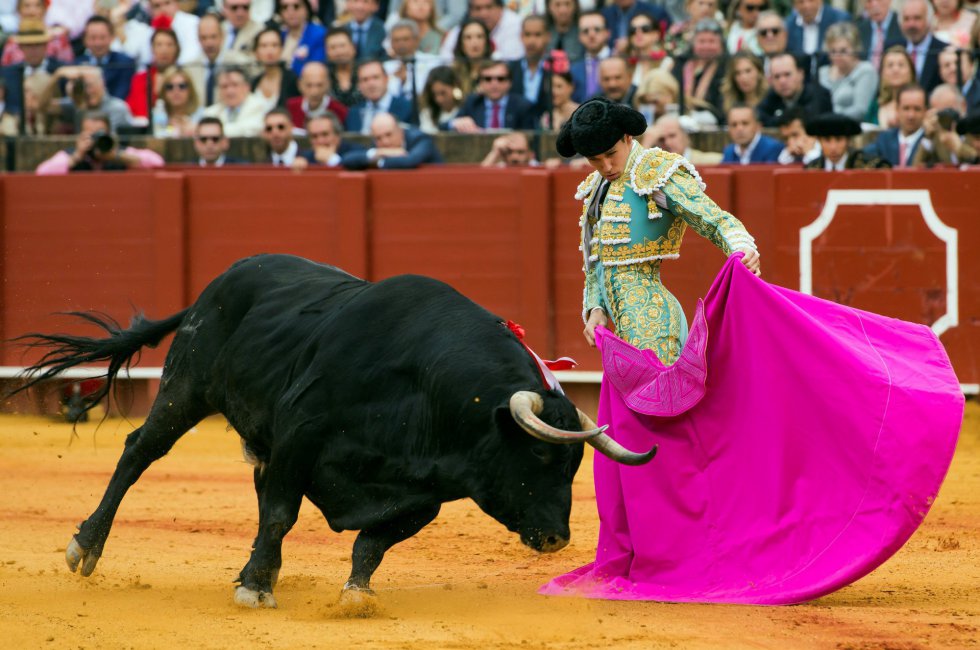 GRAF8524. SEVILLA, 20/04/2018.- El diestro Ginés Marín da un pase a su primer toro de la tarde de la duodécima corrida de abono de la Plaza de la Maestranza de Sevilla. EFE/Raúl Caro GRAF8524. SEVILLA, 20/04/2018.- El diestro Ginés Marín da un pase a su primer toro de la tarde de la duodécima corrida de abono de la Plaza de la Maestranza de Sevilla. EFE/Raúl Caro