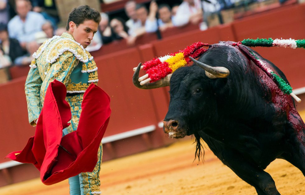 GRAF8527. SEVILLA, 20/04/2018.- El diestro Ginés Marín da un pase a su primer toro de la tarde de la duodécima corrida de abono de la Plaza de la Maestranza de Sevilla. EFE/Raúl Caro GRAF8527. SEVILLA, 20/04/2018.- El diestro Ginés Marín da un pase a su primer toro de la tarde de la duodécima corrida de abono de la Plaza de la Maestranza de Sevilla. EFE/Raúl Caro