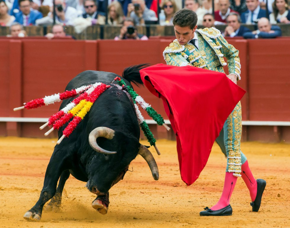 GRAF8523. SEVILLA, 20/04/2018.- El diestro Ginés Marín da un pase a su primer toro de la tarde de la duodécima corrida de abono de la Plaza de la Maestranza de Sevilla. EFE/Raúl Caro GRAF8523. SEVILLA, 20/04/2018.- El diestro Ginés Marín da un pase a su primer toro de la tarde de la duodécima corrida de abono de la Plaza de la Maestranza de Sevilla. EFE/Raúl Caro