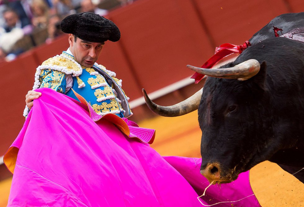 GRAF8436. SEVILLA, 20/04/2018.- El diestro Enrique Ponce en su primer toro de la tarde de la duodécima corrida de abono de la Feria de Abril, esta tarde en la Plaza de la Maestranza, en Sevilla. EFE/Raúl Caro. GRAF8436. SEVILLA, 20/04/2018.- El diestro Enrique Ponce en su primer toro de la tarde de la duodécima corrida de abono de la Feria de Abril, esta tarde en la Plaza de la Maestranza, en Sevilla. EFE/Raúl Caro.